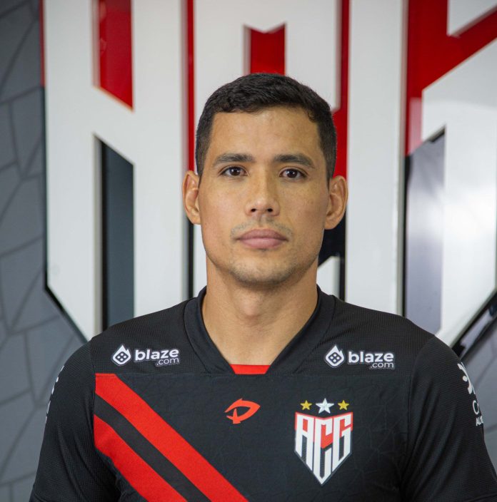 Sandro Lima, atacante de 34 anos, é o novo reforço do Atlético-GO para 2025