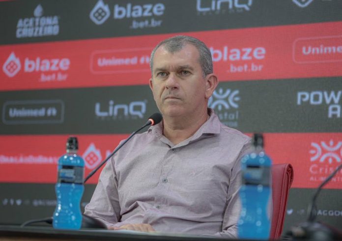 Cláudio Tencati, técnico do Atlético-GO novamente em 2025