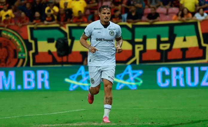 Edu Júnior, centroavante do Goiás entre 2024 e 2025