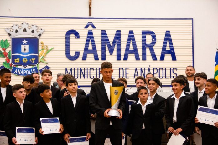 foto dos jogadores do sub-13 do Santa Cruz em foto na Câmara de Anápolis