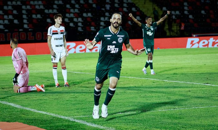 ANSELMO RAMON COMEMORA GOL BOTAFOGO SP FOTO ROSIRON RODRIGUES GEC