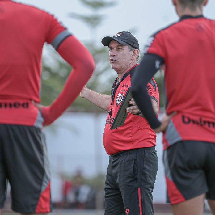 Cláudio Tencati, técnico do Atlético-GO na Série B 2025