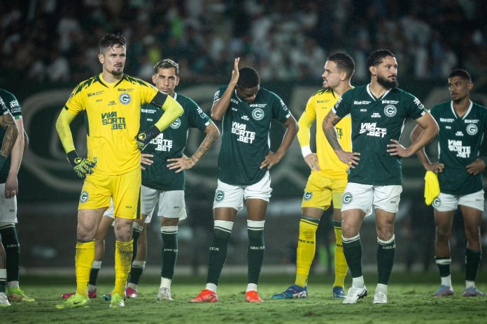 Elenco do Goiás lamenta vice da Copa Verde 2025, no Serra Dourada, para o Paysandu