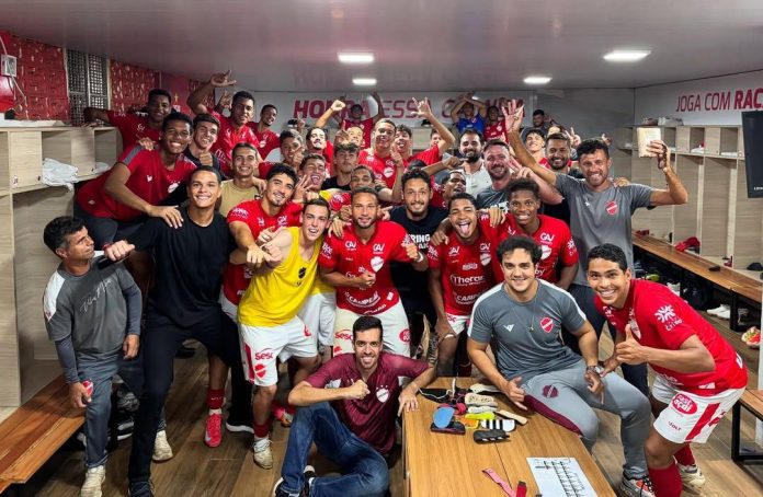 Elenco do Vila Nova festeja após Vila Nova 3x1 Vitória - 6ª rodada da Série B sub20 2025