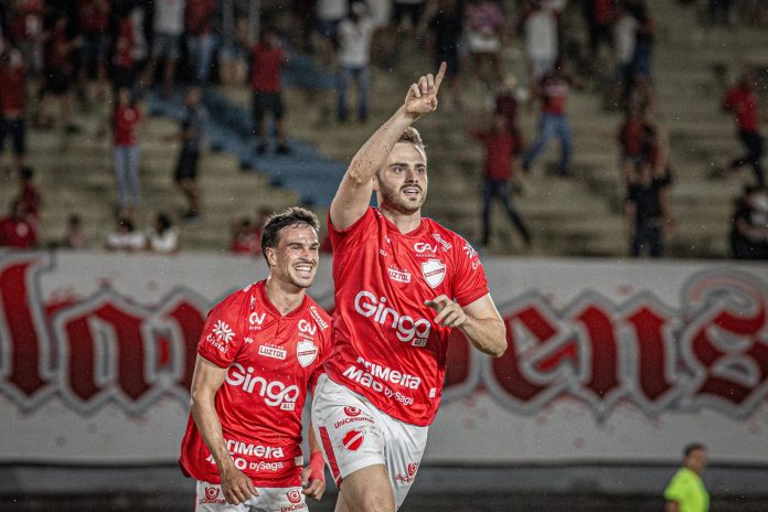 Gabriel Poveda comemora gol em Vila Nova x Paysandu - 2ª rodada da Série B 2025