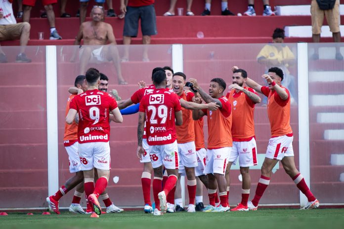 Elenco colorado comemora gol em Vila Nova x Botafogo SP - 4ª rodada da Série B 2025