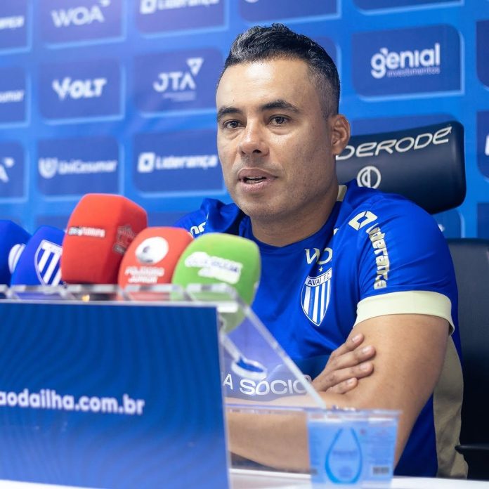 Jair Ventura, ex-Goiás e Atlético GO, é apresentado no Avaí para a Série B 2025