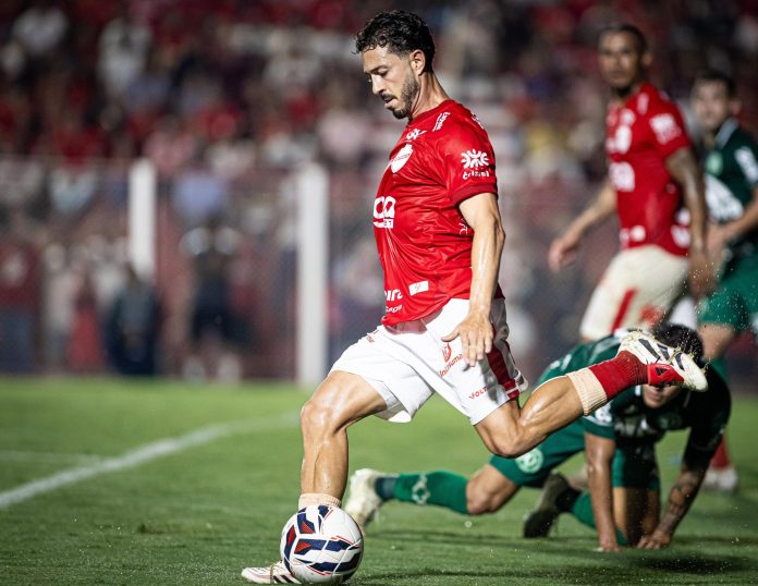 Jean Mota, meia do Vila Nova, em Vila Nova 1x0 Chapecoense - 5ª rodada da Série B 2025