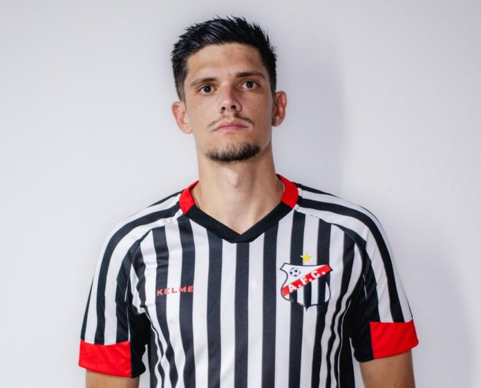Lucão, zagueiro do Anápolis no Goianão e na Série C 2025