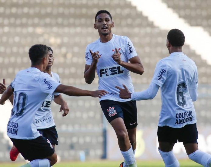 Renato Santos, zagueiro do Atlético-GO em 2025, ex-Corinthians
