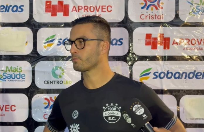WILLIAM CAMPOS foto do treinador do goiânia esporte clube, william campos, após a derrota para a luverdense