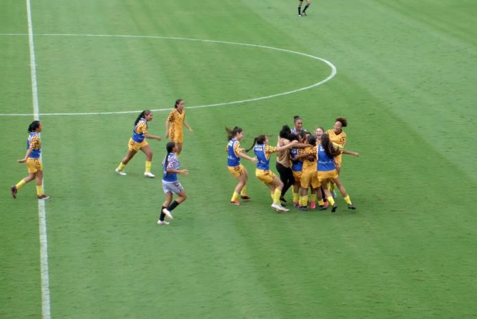 alianca title imagem das jogadoras do aliança comemorando título no goianão feminino sub-20