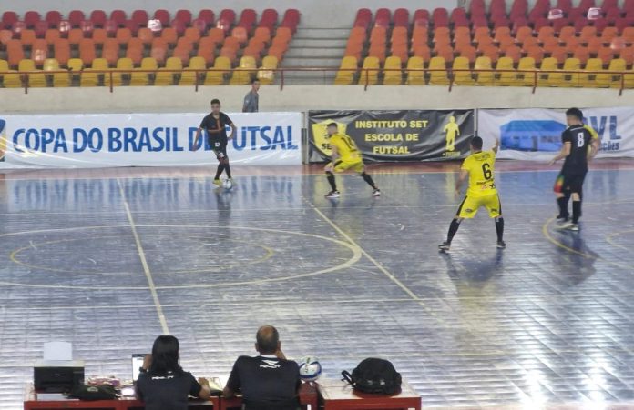 FOTO DA PARTIDA DE IDA ENTRE INSTITUTO SET E PEZÃO DE SIDROLÂNDIA PELA COPA DO BRASIL DE FUTSAL