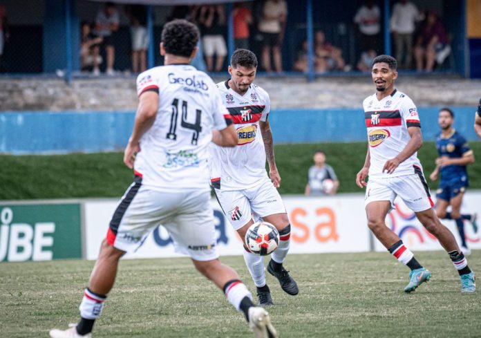 galo 1 FOTO DE JOGADORES DO ANÁPOLIS FUTEBOL CLUBE EM AÇÃO