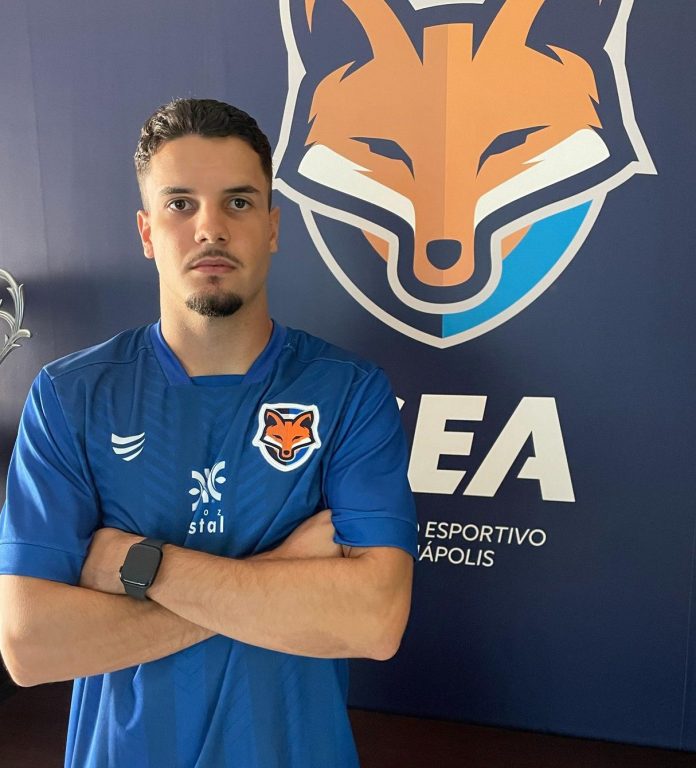 gea lateral 1 FOTO DO JOGADOR ARTHUR CALDAS EM FRENTE AO ESCUDO DO GRÊMIO ESPORTIVO ANÁPOLIS