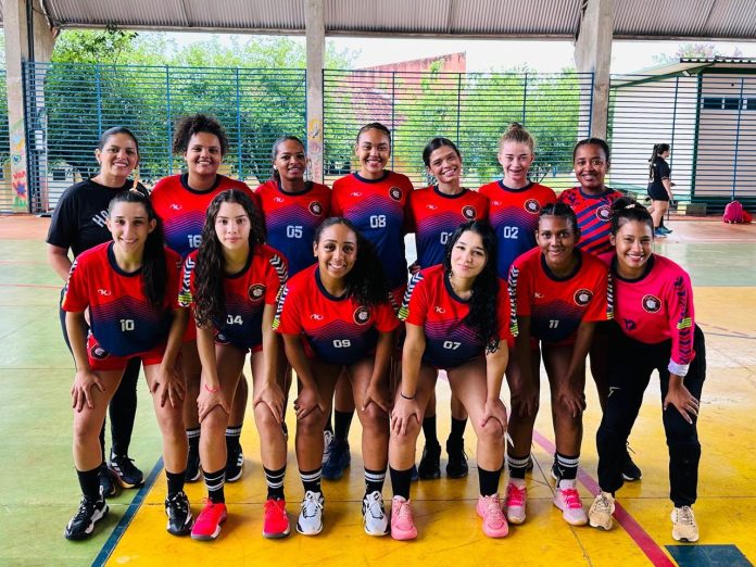 handebol junior 1 foto da equipe do Beta Itumbiara, vencedora da etapa do Campeonato Goiano de Handebol Júnior 2025