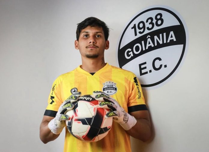 foto do goleiro léo rosa com o uniforme do goiânia