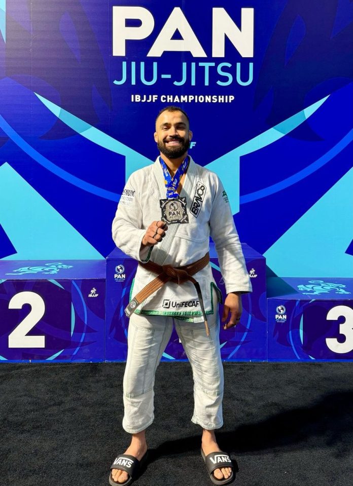 lucas andrade jiujitsu foto do atleta lucas andrade posando com medalha de prata