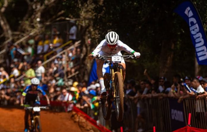 raiza goulao 1 foto da ciclista raiza goulao em disputa na copa do mundo de mountain bike