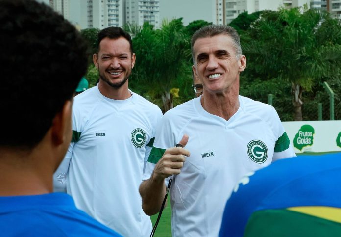 rever 2 foto de vagner mancini com seu auxiliar réver