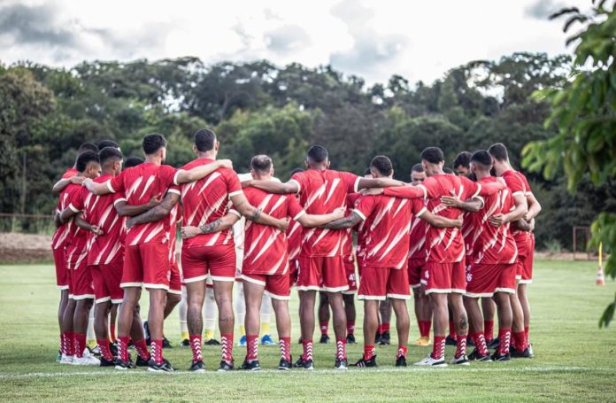 rubra 1 foto dos jogadores da associação atlética anapolina abraçados