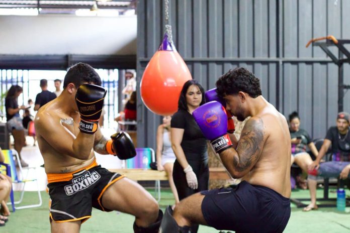 tonan 1 foto de sparring de kickboxing para ilustrar matéria do torneio anapolino de artes marciais