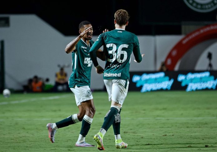 11 foto do lateral lucas lovat comemorando gol pelo goiás