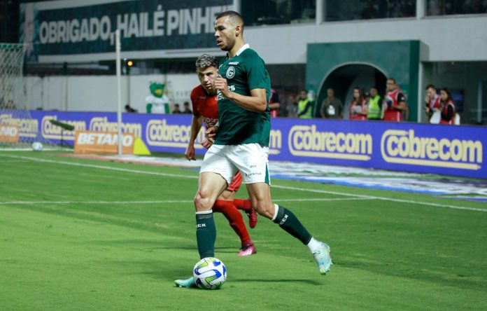 23 foto do atacante joão magno em atuação pelo goiás esporte clube