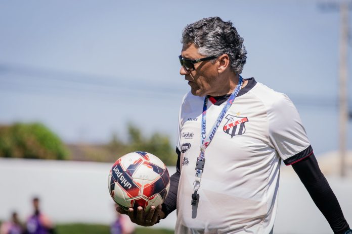 Ângelo Luiz no comando do Anápolis em 2025