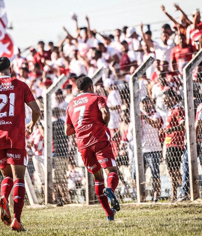 Centro-Oeste 0x3 Anapolina - 1ª rodada da Divisão de Acesso 2025 Foto de jogador da Rubra comemorando gol pela Divisão de Acesso 2025