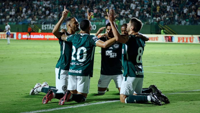 Elenco esmeraldino comemora gol em Goiás 2x1 Avaí - 6ª rodada da Série B 2025