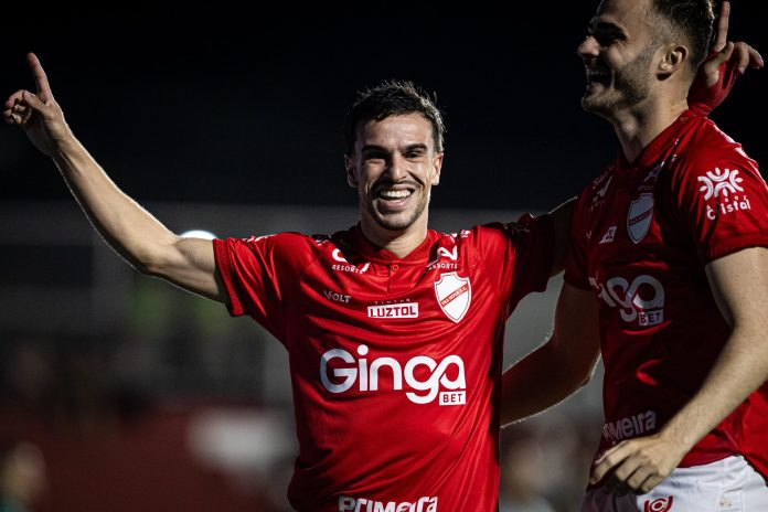Facundo Labandeira e Gabriel Poveda em Vila Nova 1x0 Chapecoense - 5ª rodada da Série B 2025