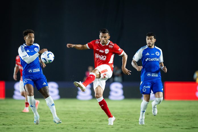 Matheus Pereira, Guilherme Parede e William em Vila Nova x Cruzeiro - volta da 3ª fase da Copa do Brasil 2025