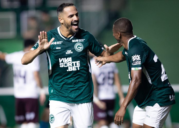 Anselmo Ramon comemora com Juninho em Goiás x Ferroviária - 9ª rodada da Série B 2025