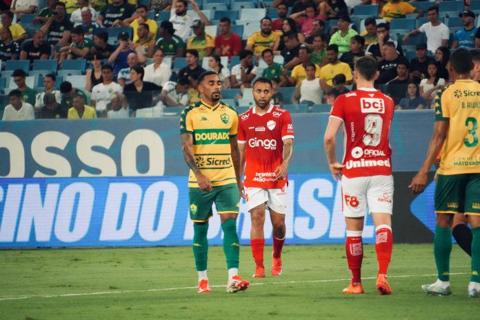 Mateusinho e Gabriel Silva em Cuiabá x Vila Nova - 9ª rodada da Série B 2025
