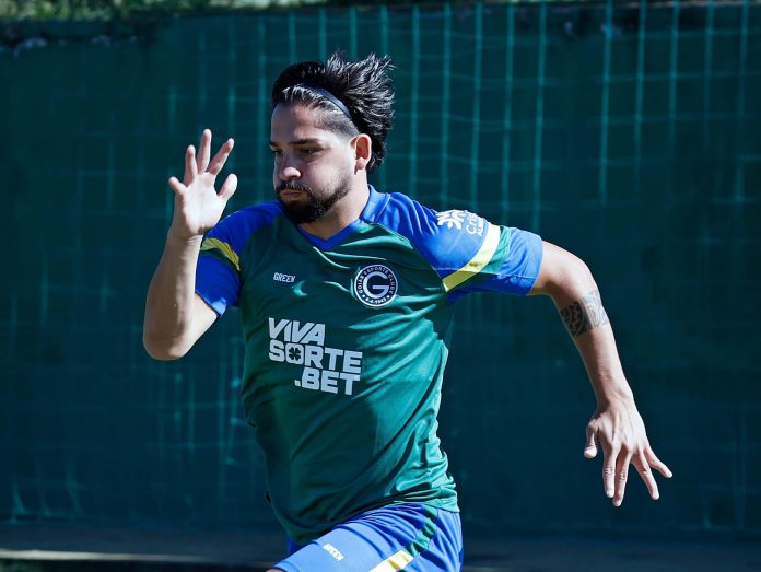 Meia Martín Benítez em treino no Goiás