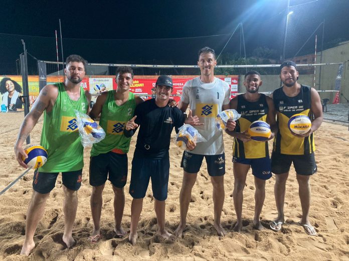 Rafael Pedro (de camisa toda preta) e Michael Sanchez, oposto do Saneago Goiás, no Goiano de Vôlei de praia 2025