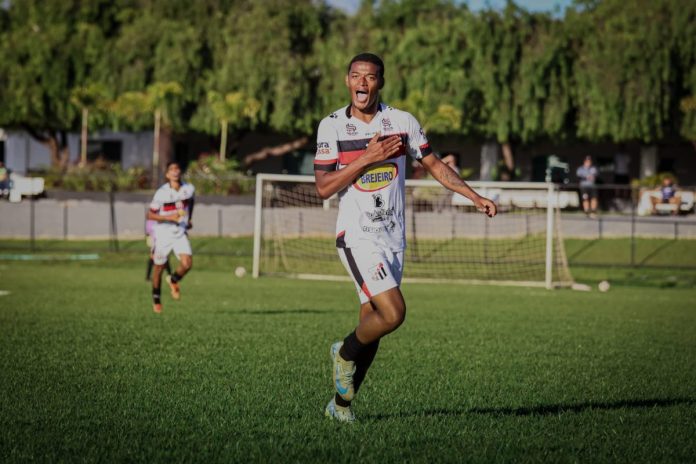galo sub 20 foto do jogador kauã caveirão, comemorando gol no goianão sub-20 da 2ª divisão