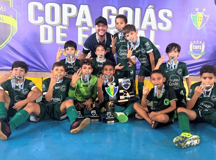 goias copa goias 2 foto dos jogadores do goiás comemorando título da copa goiás de futsal 2025