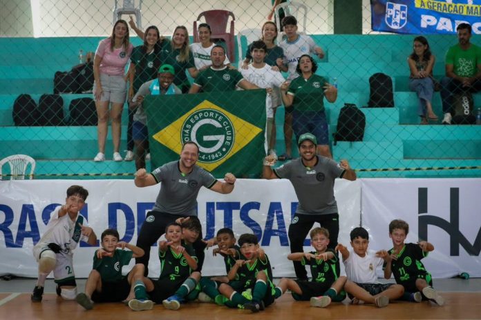 goias sub 11 futsal foto dos jogadores do goiás comemorando vitória na taça brasil de futsal sub-11