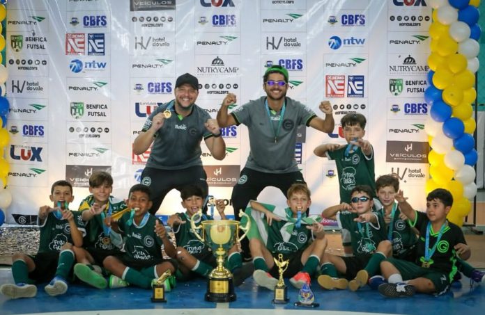 goias taca brasil 1 foto da equipe do goiás comemorando título da taça brasil sub-11 de futsal