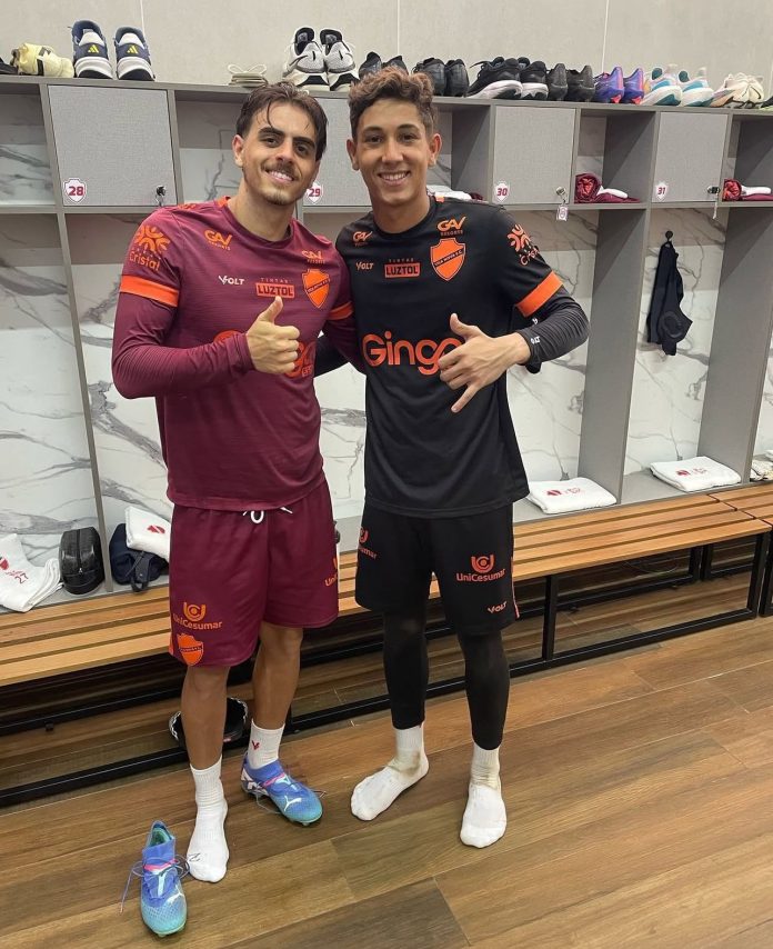 ovel vila nova revelacoes foto de jogadores revelados pela ovel, lado a lado, com a camisa do vila nova