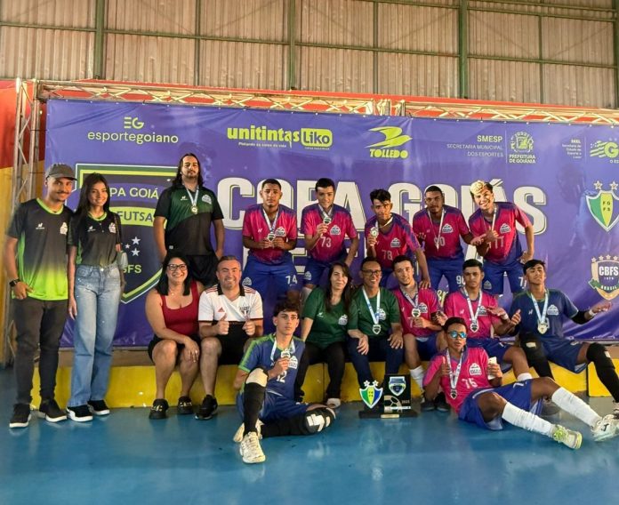 projeto esperanca itumbiara 1 foto da equipe do projeto escola esperança na copa goiás de futsal 2025
