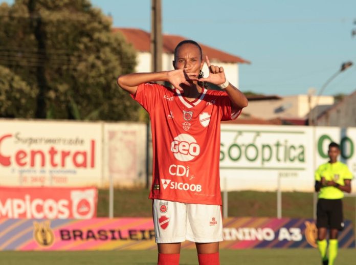 vila rolim 4 foto da atleta do vila nova comemorando gol pelo brasileirão feminino a3