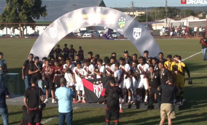 ATLÉTICO-GO CAMPEÃO SUB-15 ELENCO FOTO REPRODUÇÃO DRAGÃO TV