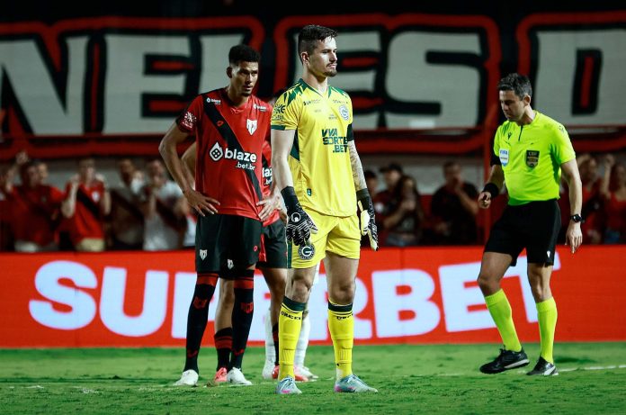 Alix Vinícius e Tadeu em Atlético GO 1x2 Goiás - 10ª rodada da Série B 2025