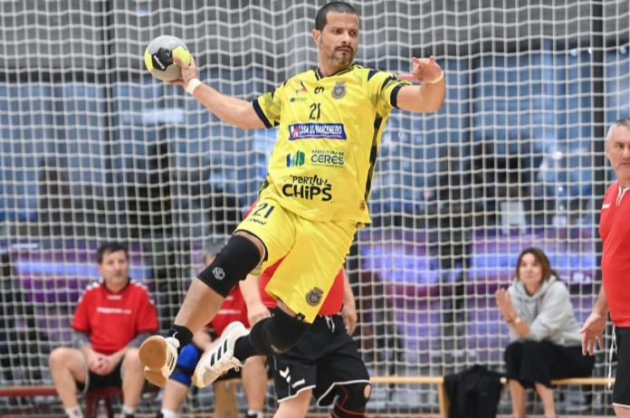 Peterson Castro em ação no Cesp Ceres, que representou o Brasil e venceu o Masters Handball World Cup 2025, na Croácia