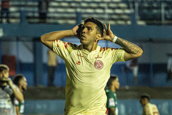 DORAMA BRASILEIRO (39) foto do jogador iury tanque comemorando gol pela anapolina