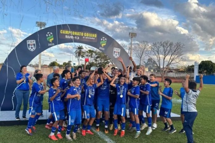 DORAMA BRASILEIRO (44) foto do cristianópolis comemorando título sub-13