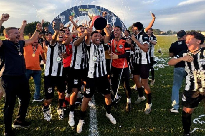 foto do goiânia levantando taça dos estaduais de base da FGF